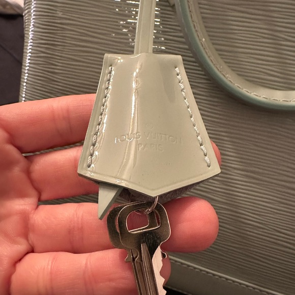 Louis Vuitton Alma Epi - Picture 11 of 12